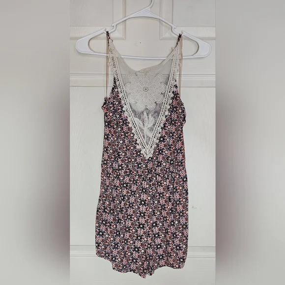 Rue21 Floral Romper Crochet Lace Back Spaghetti Straps - Size Medium - Picture 2 of 3